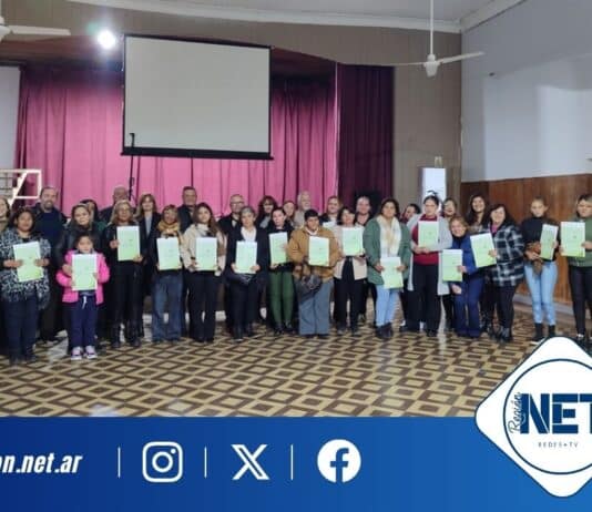 Vecinos de Dalmacio Vélez recibieron las escrituras de sus viviendas construidas por Cáritas hace 10 años