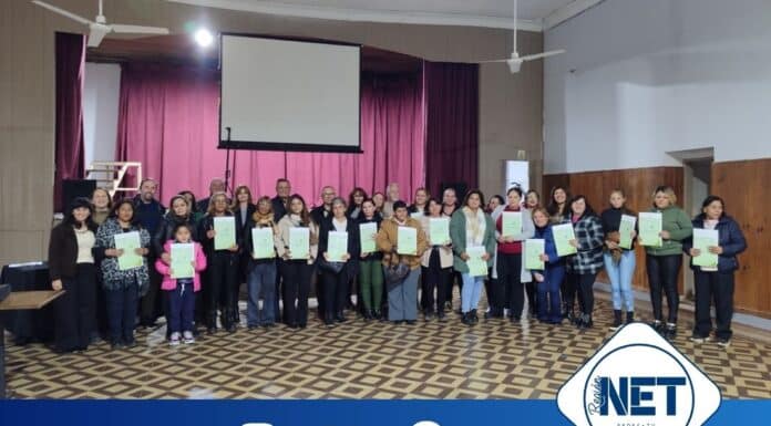 Vecinos de Dalmacio Vélez recibieron las escrituras de sus viviendas construidas por Cáritas hace 10 años