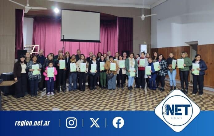 Vecinos de Dalmacio Vélez recibieron las escrituras de sus viviendas construidas por Cáritas hace 10 años