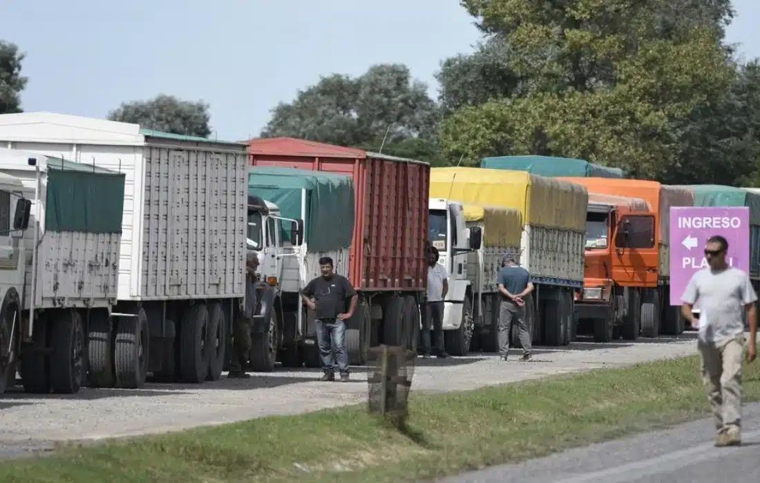 Histórica cosecha impulsa récord de transporte de granos hacia los puertos argentinos